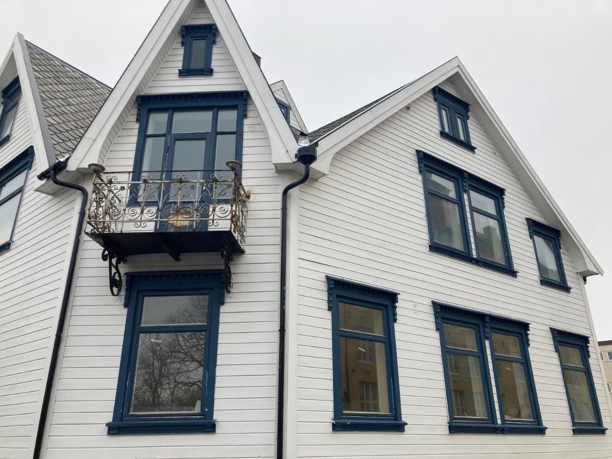 Downtown Historical House With Renovated Apartments オーレスン エクステリア 写真