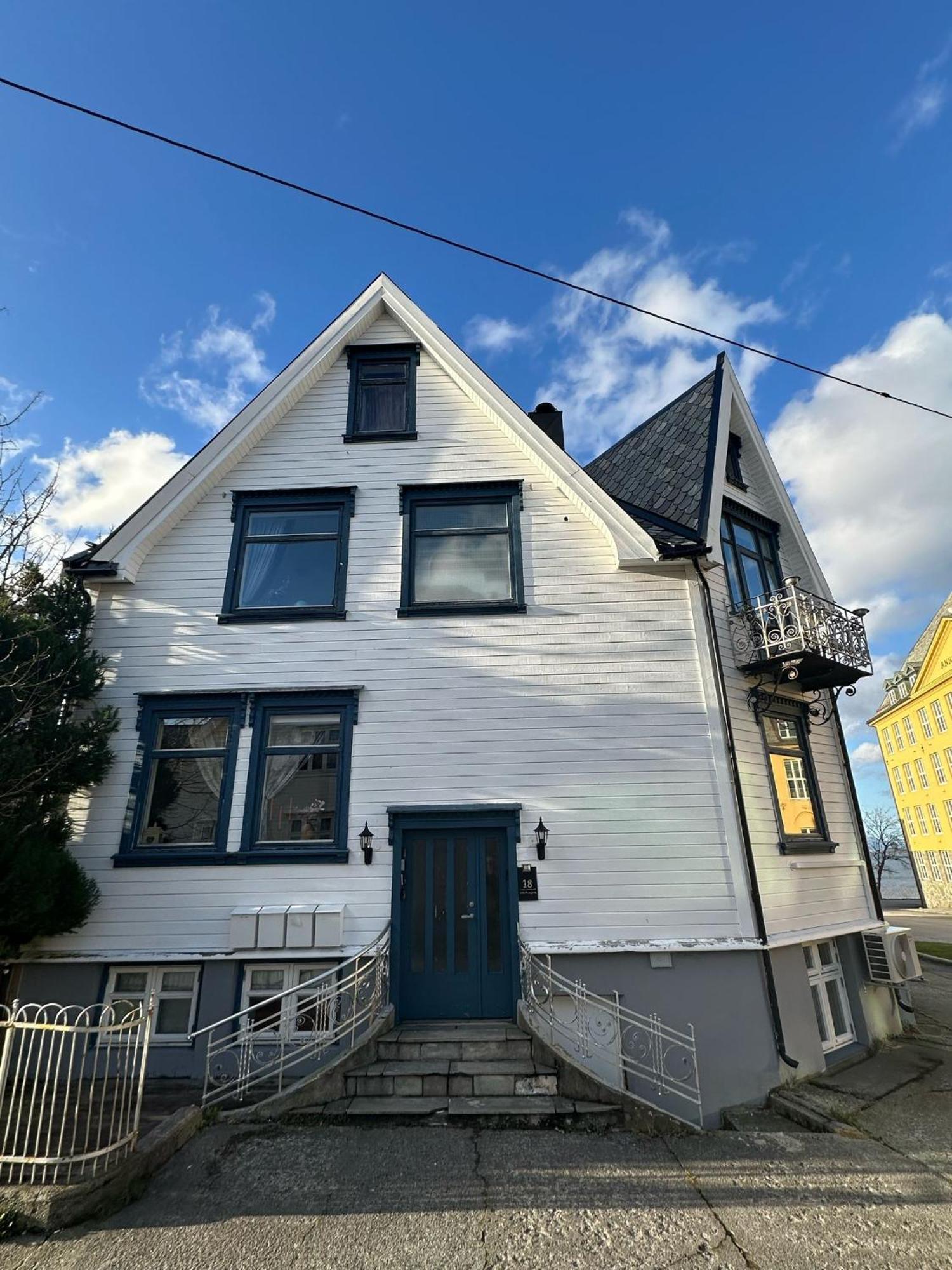 Downtown Historical House With Renovated Apartments オーレスン エクステリア 写真